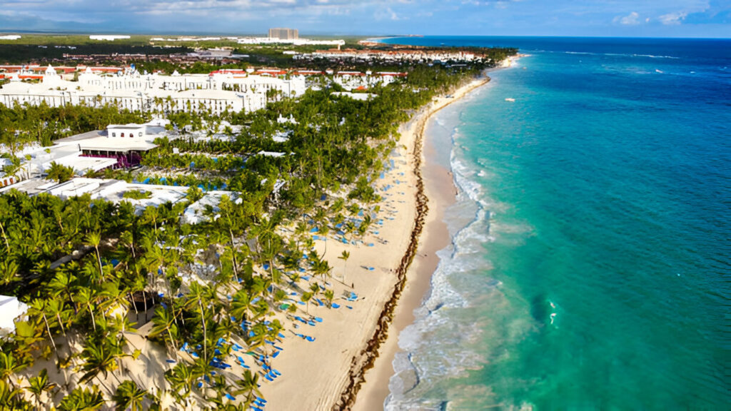 La República Dominicana se ha convertido en uno de los principales destinos turísticos del Caribe, atrayendo a millones de visitantes de todo el mundo cada año. Esta tendencia no solo beneficia al sector turístico, sino que también abre un amplio abanico de oportunidades para los inversores interesados en propiedades vacacionales.