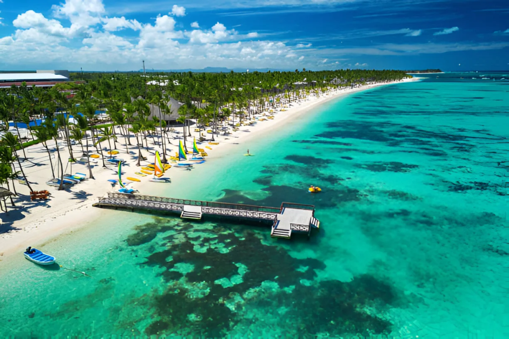 Considera el caso de un inversor que adquirió una propiedad en Punta Cana en 2022. A través de renovaciones cuidadosas y un enfoque en el marketing digital, logró triplicar sus ingresos en tan solo dos años. Su éxito se debió a la combinación de una ubicación estratégica, una propiedad bien cuidada, y una gestión profesional que se encargó de todas las operaciones.